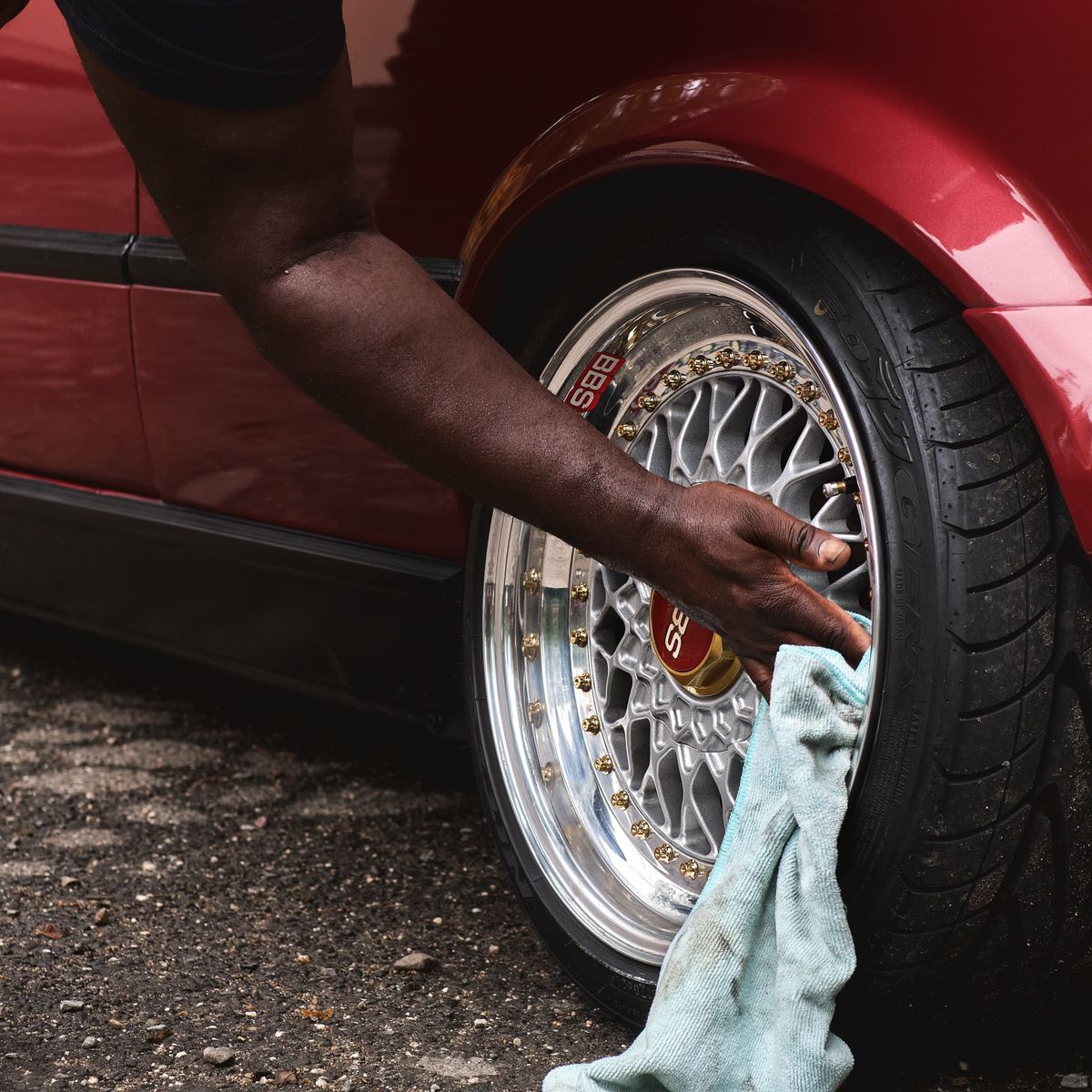 Close attention to a vehicle wheel